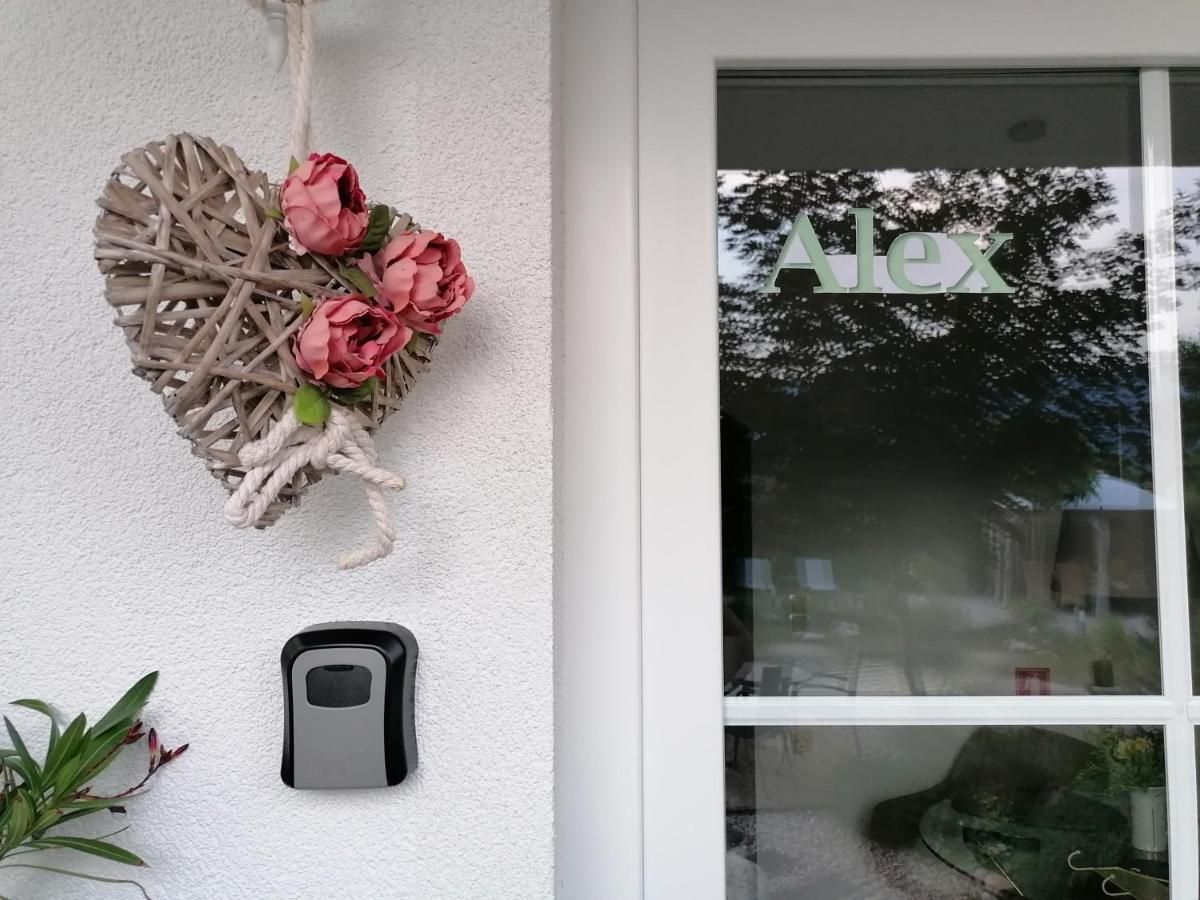 Garden Paradise Bled Apartments - Garden, Pond And Castle View المظهر الخارجي الصورة