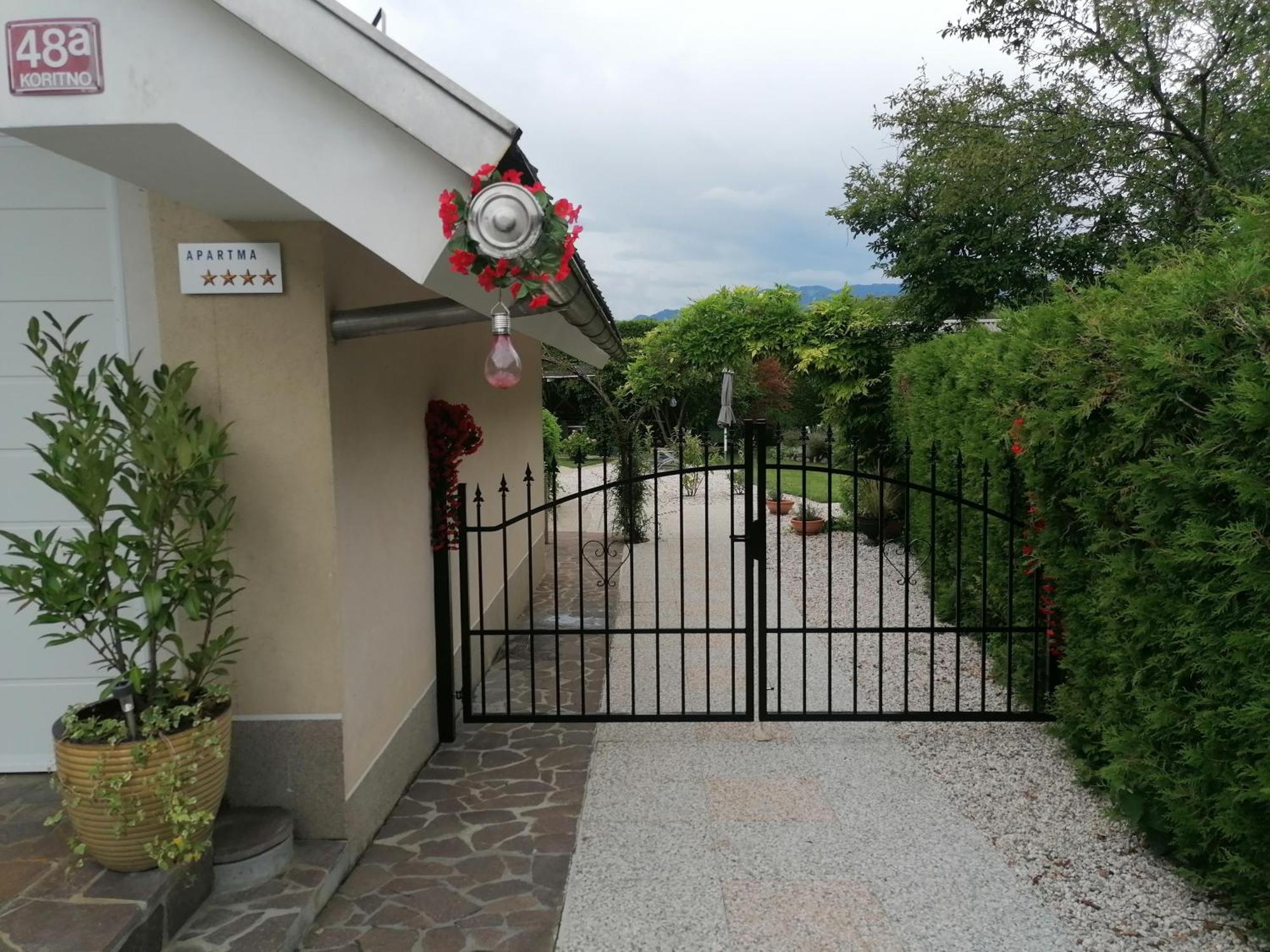 Garden Paradise Bled Apartments - Garden, Pond And Castle View المظهر الخارجي الصورة