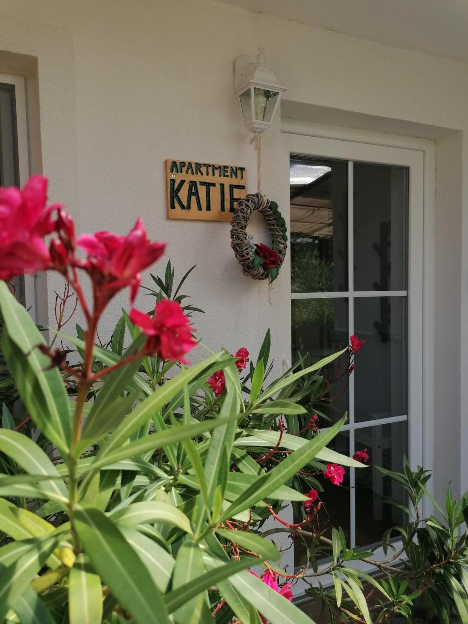 Garden Paradise Bled Apartments - Garden, Pond And Castle View المظهر الخارجي الصورة