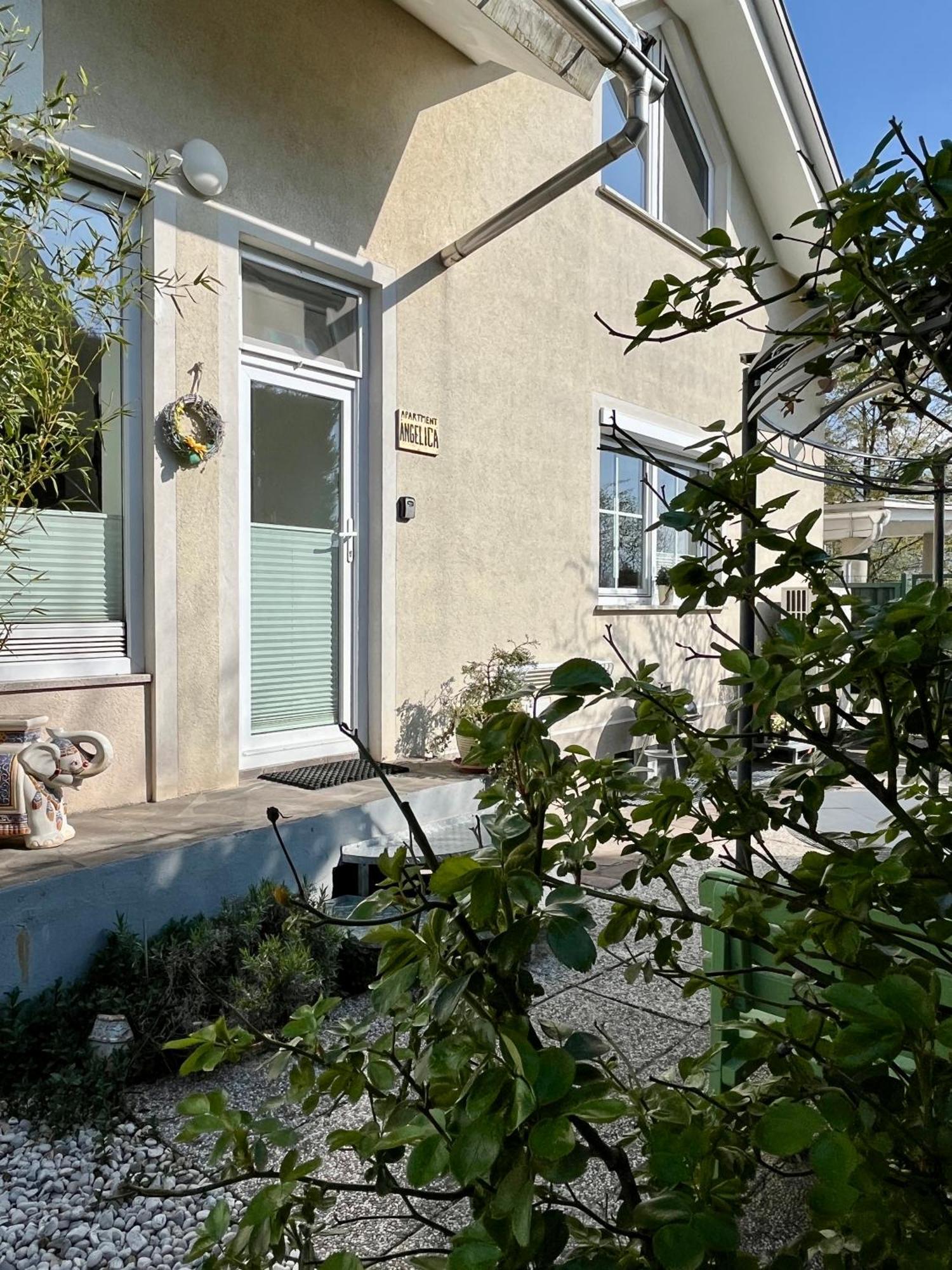 Garden Paradise Bled Apartments - Garden, Pond And Castle View الغرفة الصورة