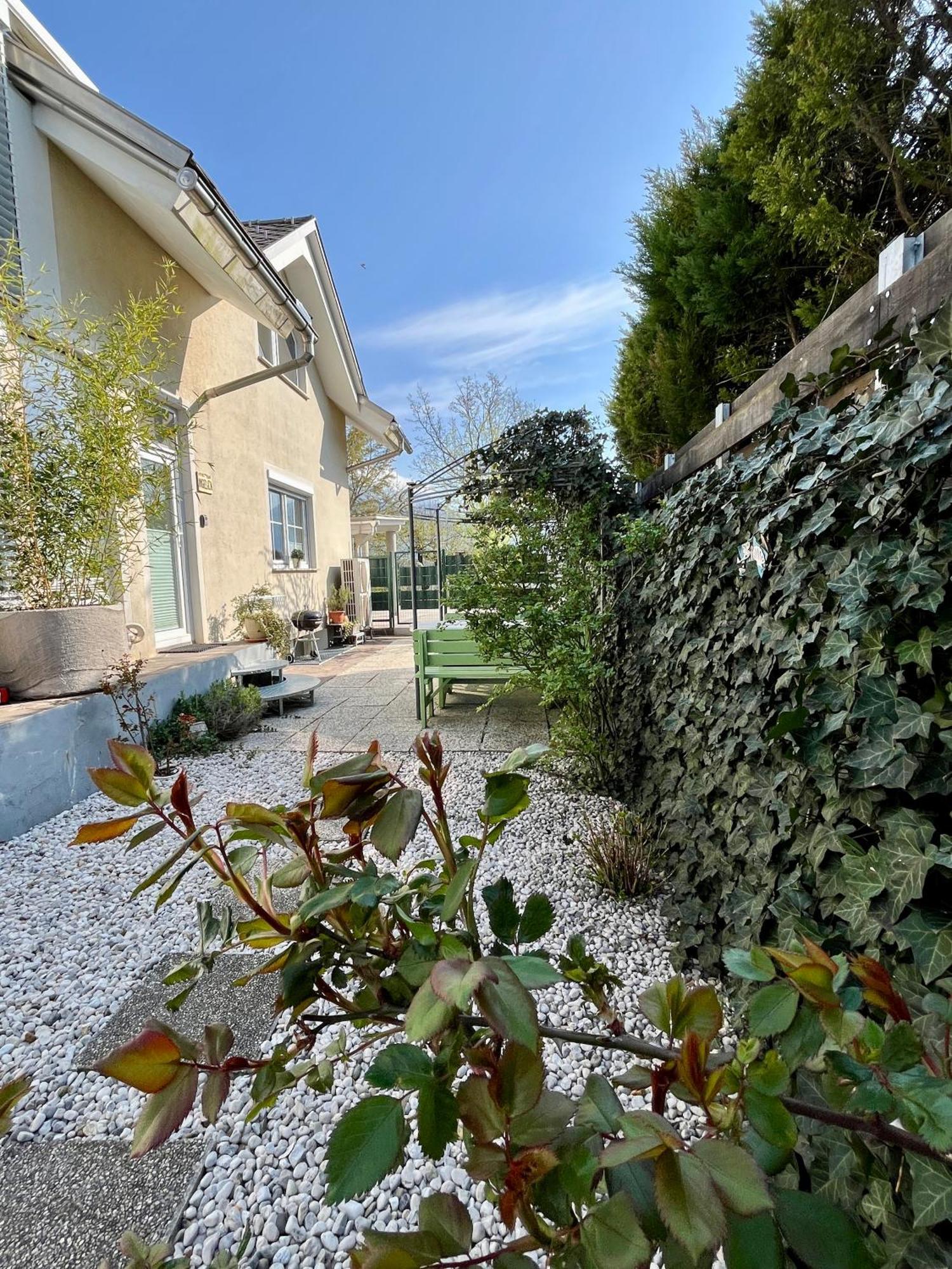 Garden Paradise Bled Apartments - Garden, Pond And Castle View الغرفة الصورة