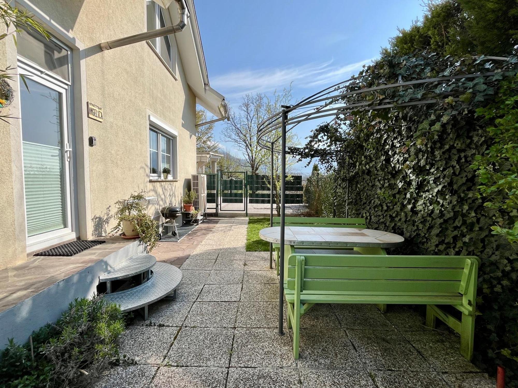 Garden Paradise Bled Apartments - Garden, Pond And Castle View الغرفة الصورة