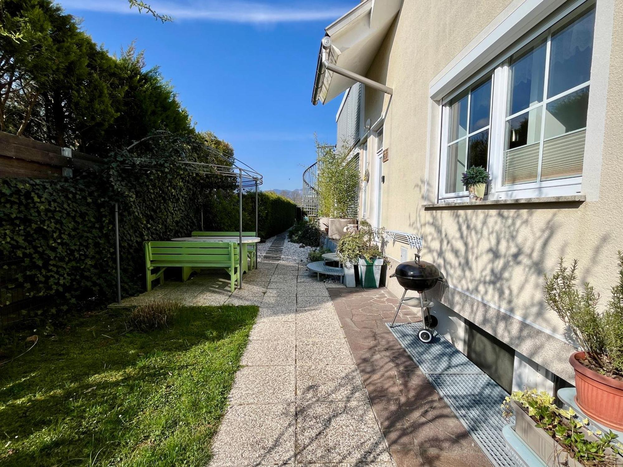 Garden Paradise Bled Apartments - Garden, Pond And Castle View الغرفة الصورة