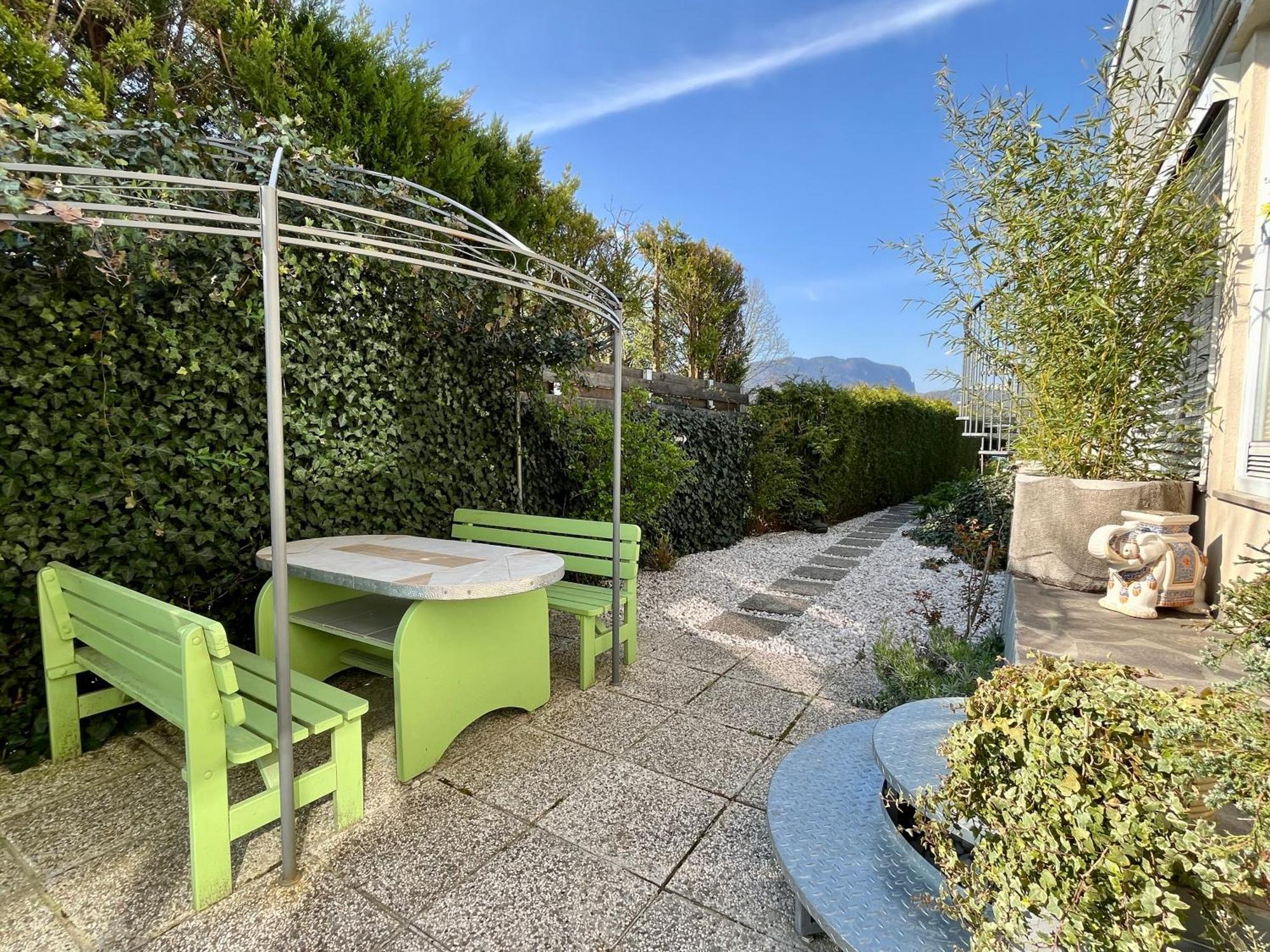 Garden Paradise Bled Apartments - Garden, Pond And Castle View الغرفة الصورة